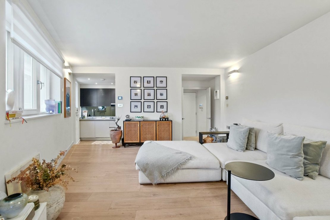 2 bedroom Flat for sale in 206 Archway Road-view4