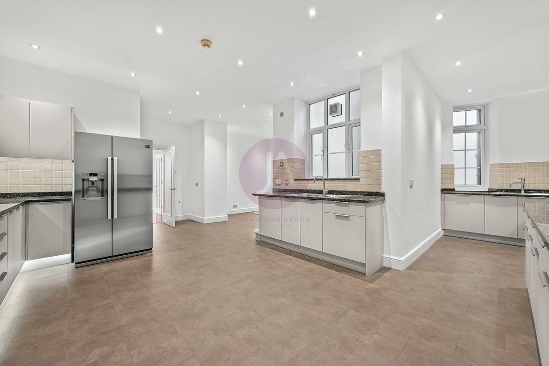 4 bedroom Flat for sale in Abbey Lodge-view6