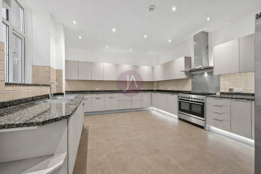 4 bedroom Flat for sale in Abbey Lodge-view3