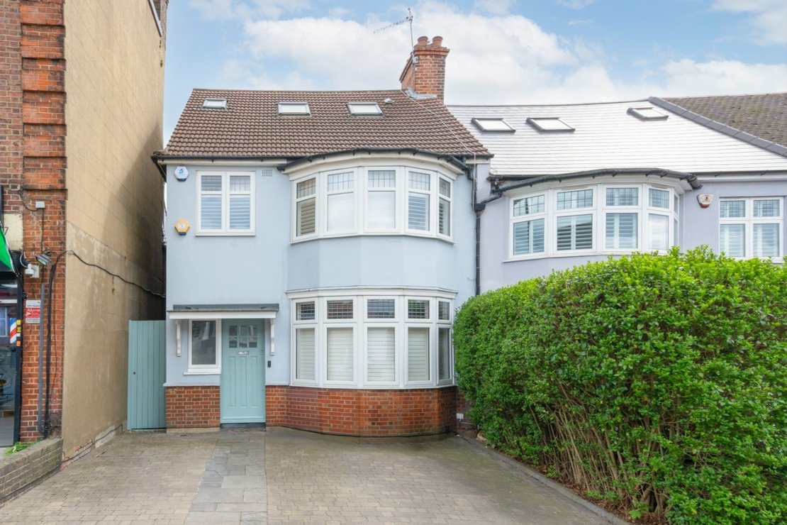 4 bedroom House for sale in All Souls Avenue-view1