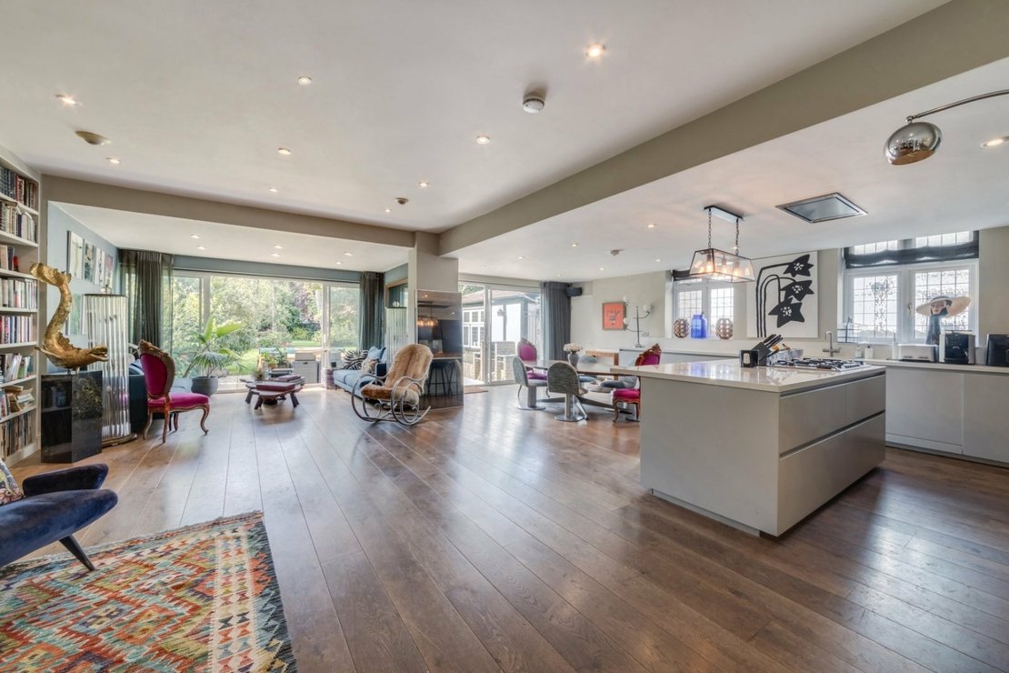 6 bedroom House for sale in Alverstone Road-view1