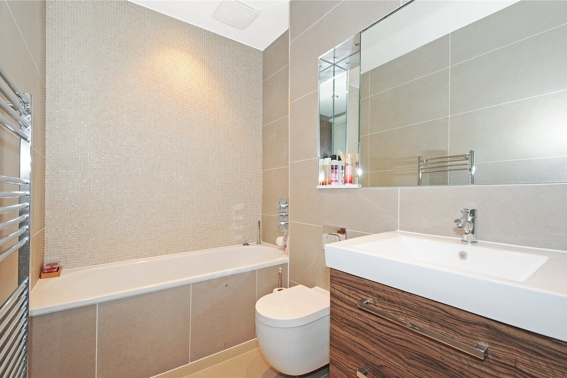 2 bedroom Flat for sale in Aston Court-view4