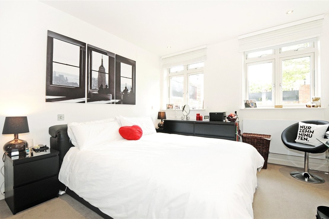 2 bedroom Flat for sale in Aston Court-view3