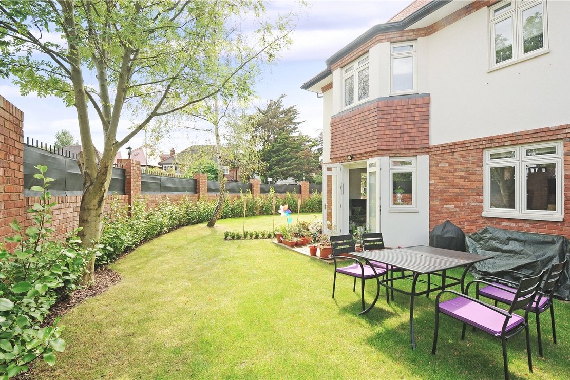 2 bedroom Flat for sale in Aston Court-view1