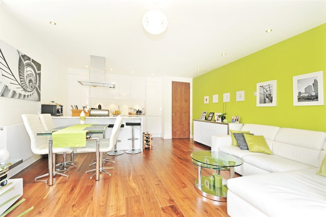 2 bedroom Flat for sale in Aston Court-view7
