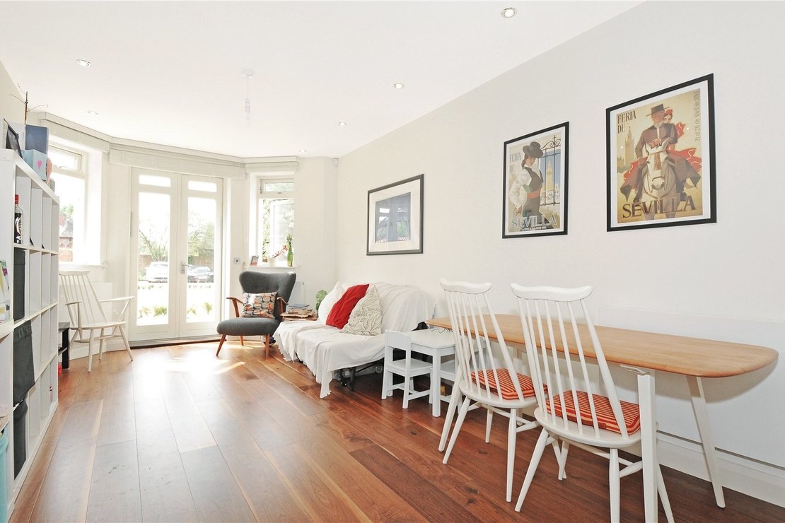 2 bedroom Flat for sale in Aston Court-view6