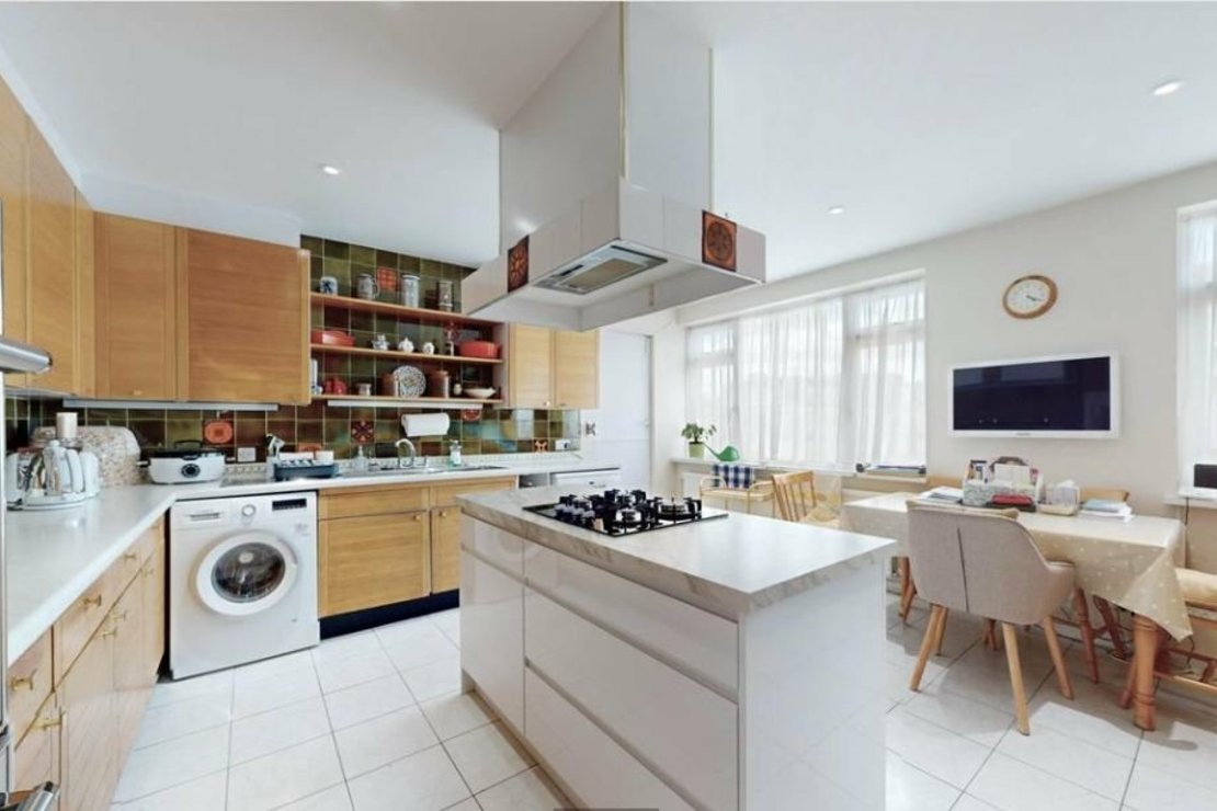 3 bedroom Flat for sale in Avenue Close-view4