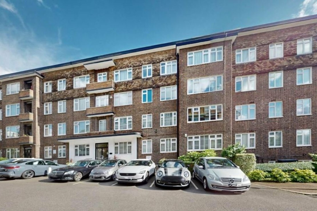 3 bedroom Flat for sale in Avenue Close-view1