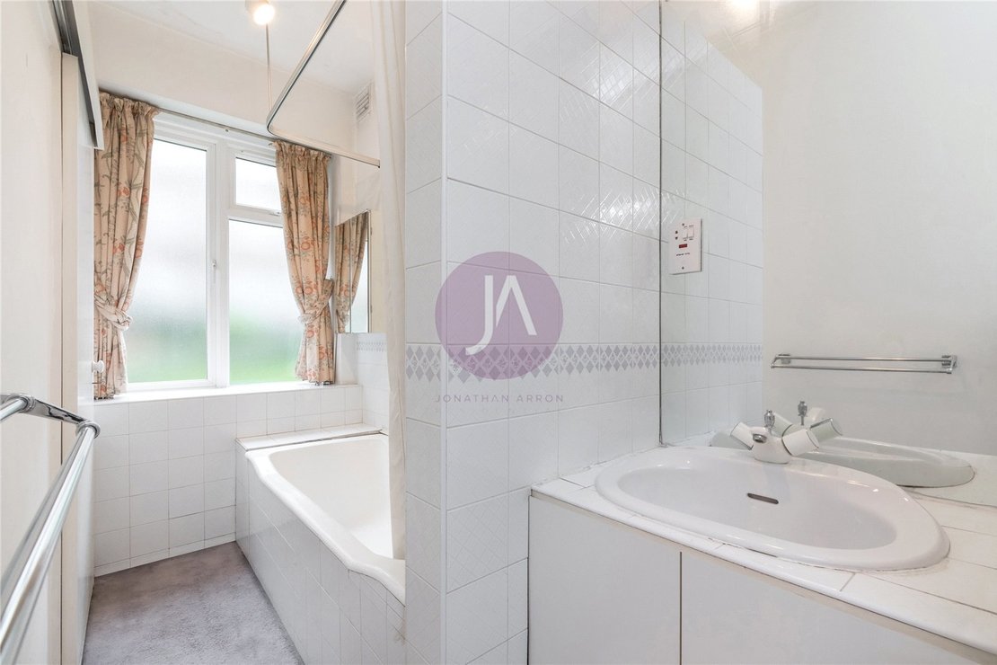 3 bedroom Flat for sale in Avenue Close-view10