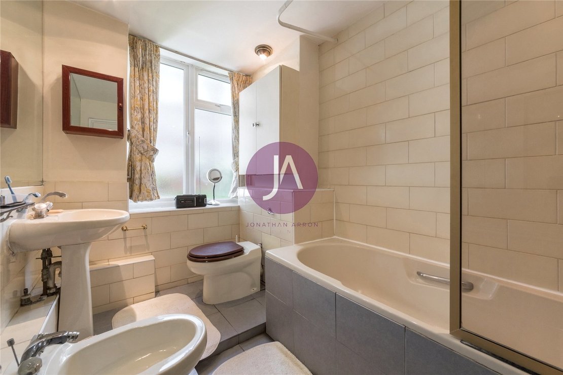 3 bedroom Flat for sale in Avenue Close-view5