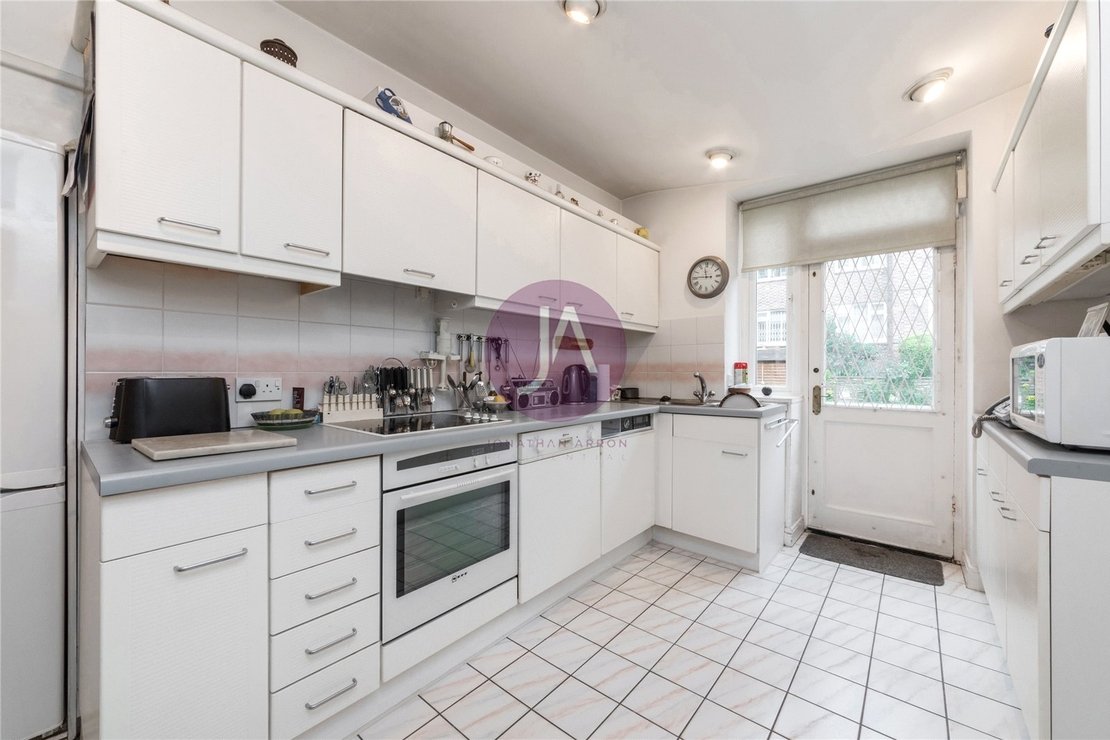 3 bedroom Flat for sale in Avenue Close-view3