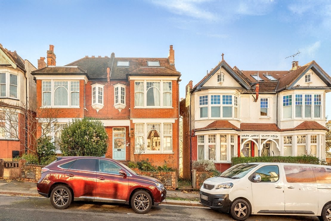 6 bedroom House for sale in Avondale Avenue-view2