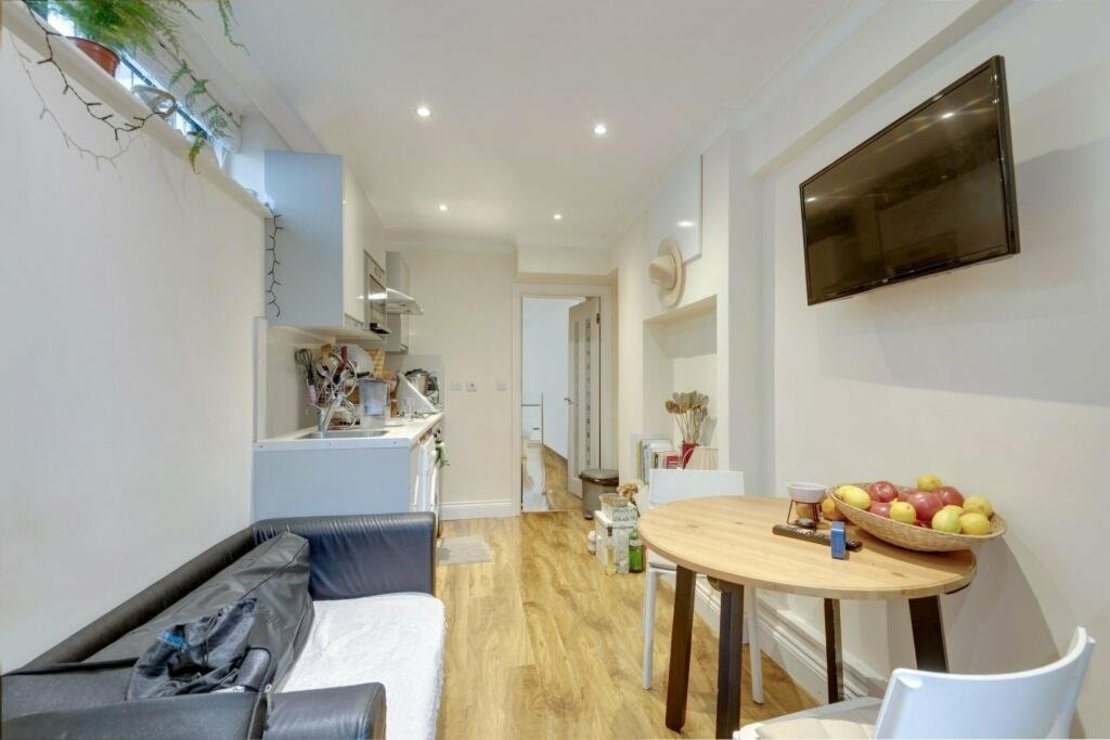 5 bedroom House for sale in Basing Hill-view5