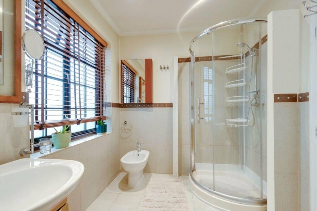 5 bedroom House for sale in Basing Hill-view8