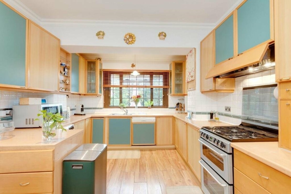 5 bedroom House for sale in Basing Hill-view4