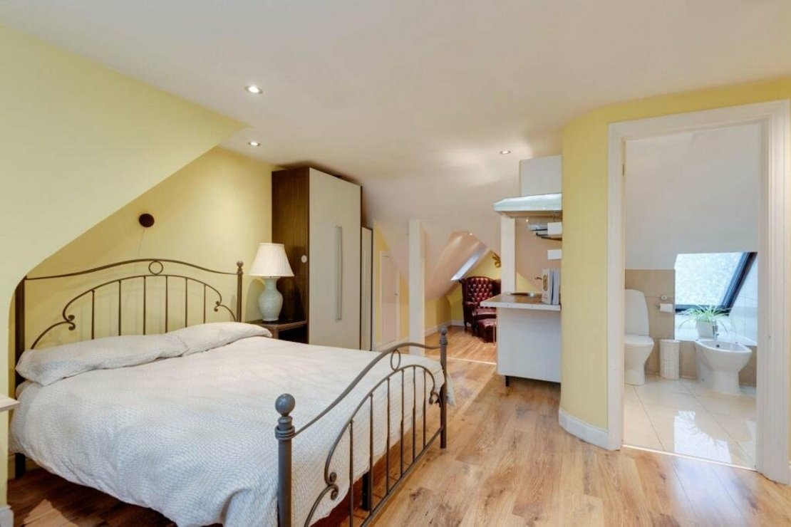 5 bedroom House for sale in Basing Hill-view9