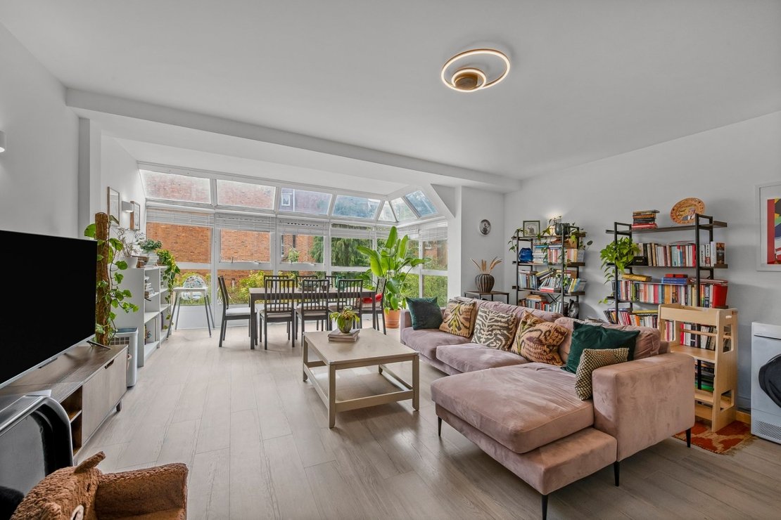 3 bedroom Flat for sale in Broadhurst Gardens-view4