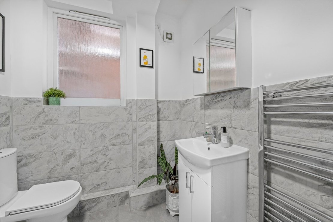 3 bedroom Flat for sale in Broadhurst Gardens-view9