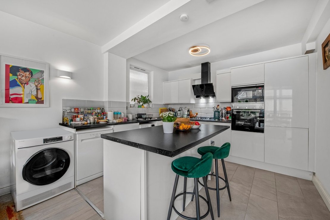 3 bedroom Flat for sale in Broadhurst Gardens-view3
