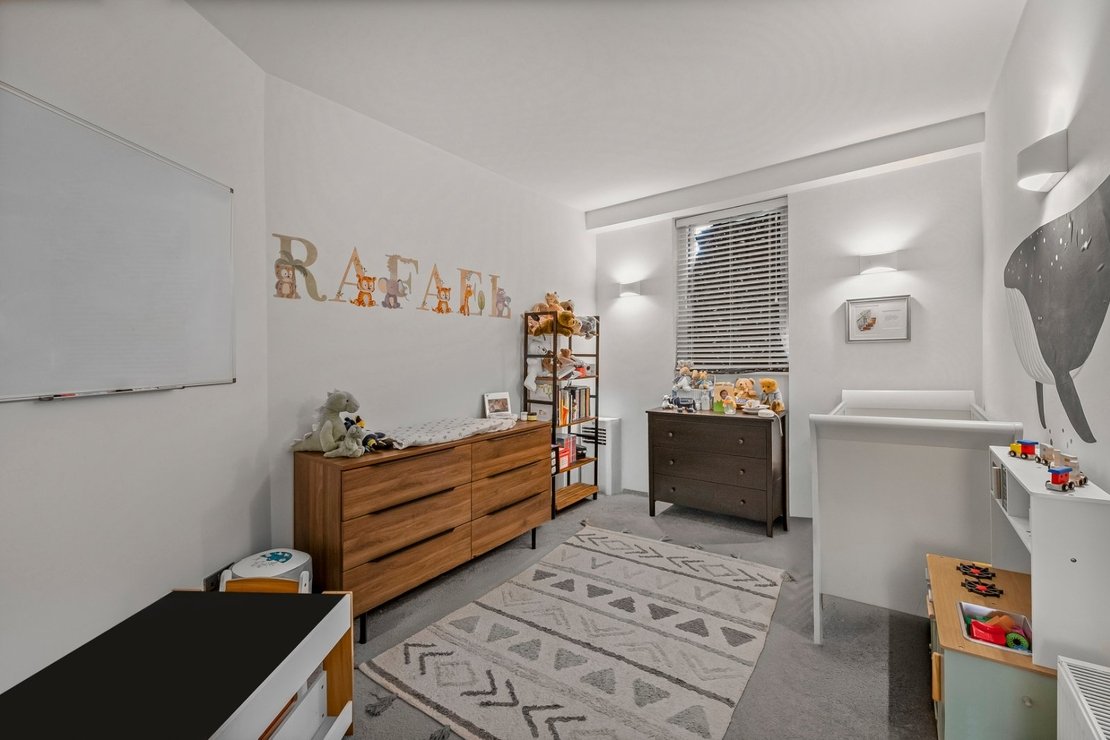 3 bedroom Flat for sale in Broadhurst Gardens-view8