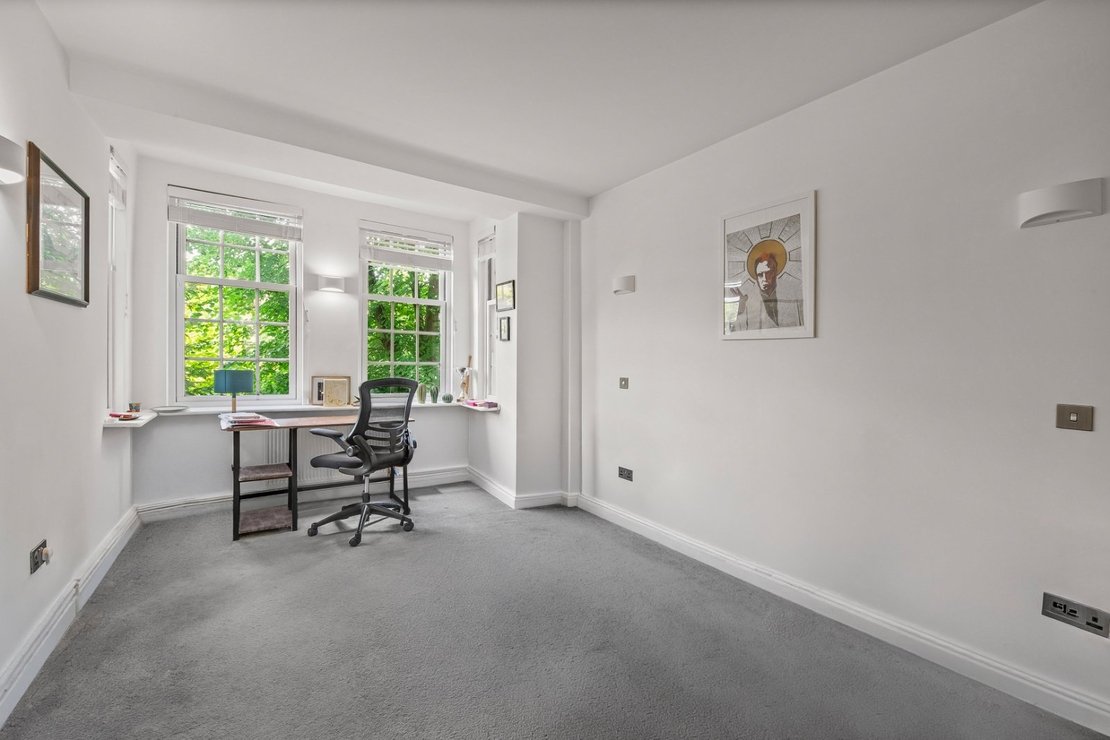 3 bedroom Flat for sale in Broadhurst Gardens-view10
