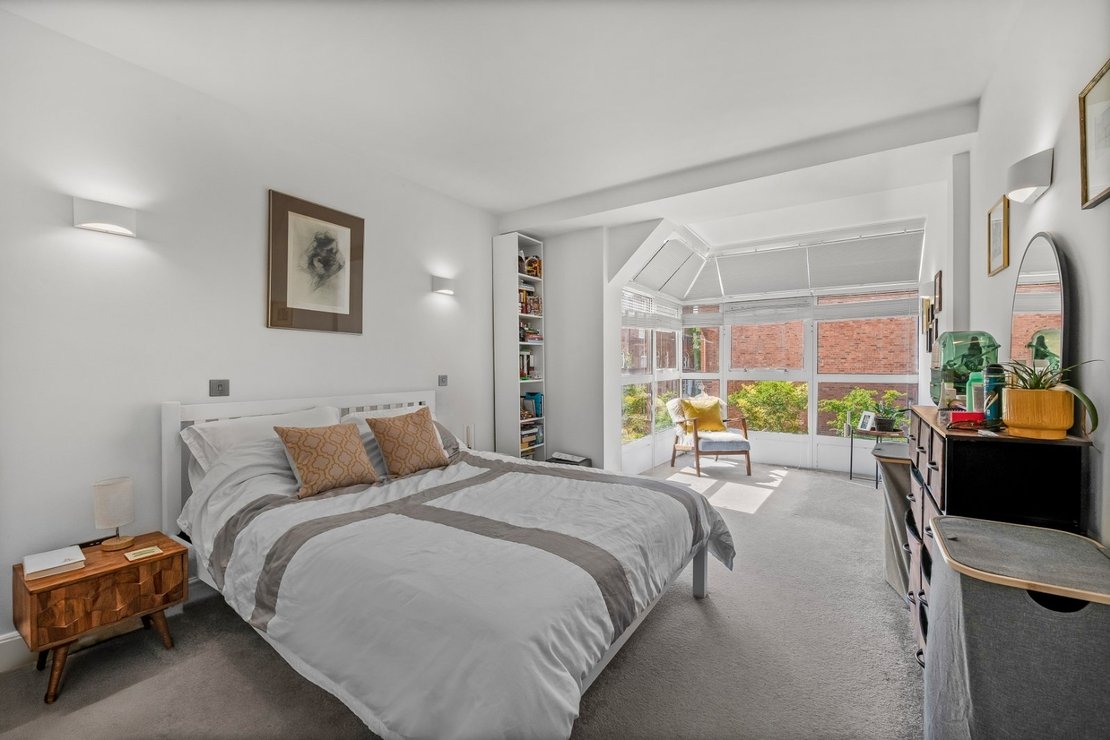 3 bedroom Flat for sale in Broadhurst Gardens-view6