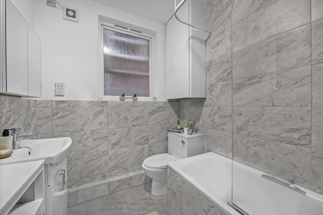 3 bedroom Flat for sale in Broadhurst Gardens-view7