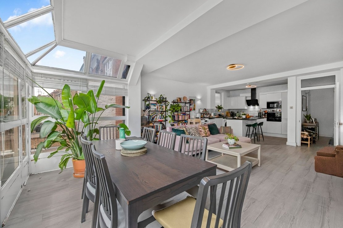3 bedroom Flat for sale in Broadhurst Gardens-view5