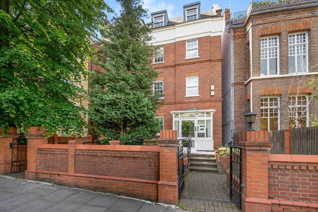 3 bedroom Flat for sale in Broadhurst Gardens-view1