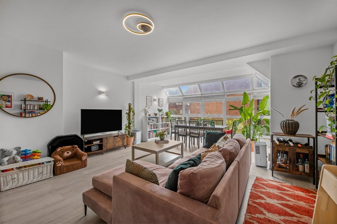 3 bedroom Flat for sale in Broadhurst Gardens-view2