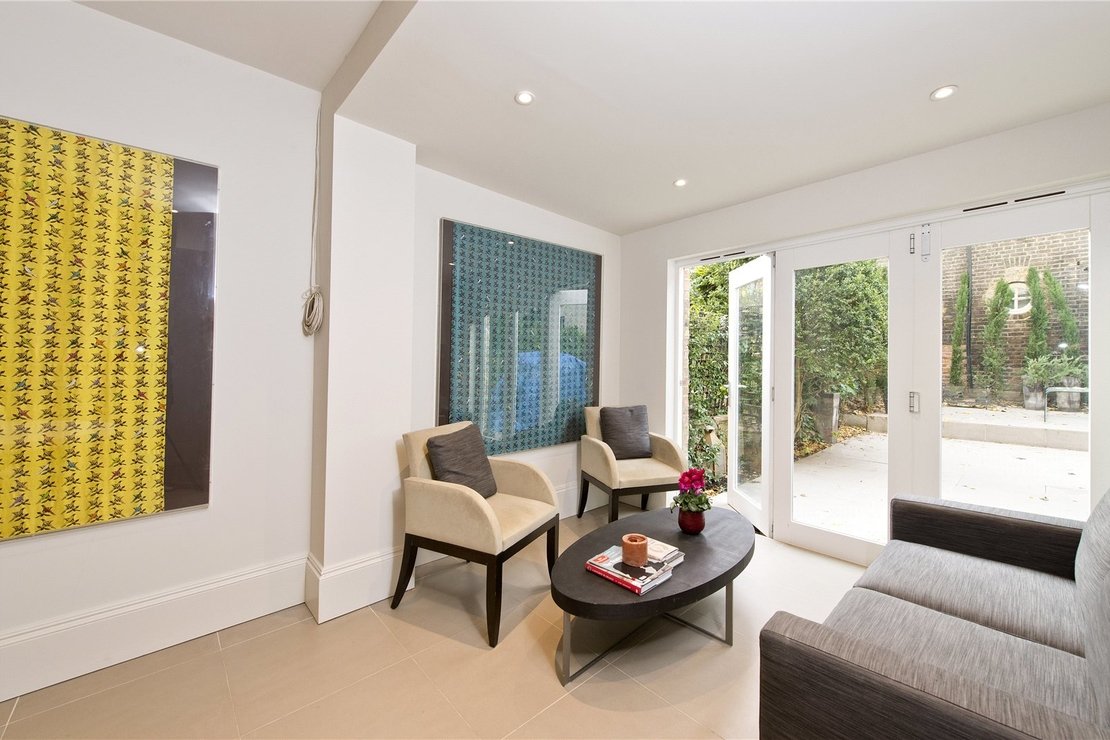 2 bedroom Flat for sale in Castellain Road-view1