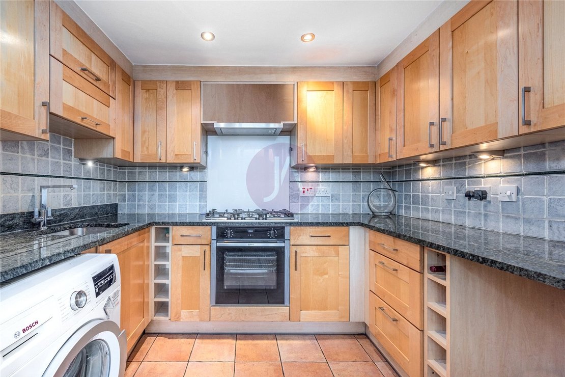 2 bedroom Flat for sale in Castellain Road-view5