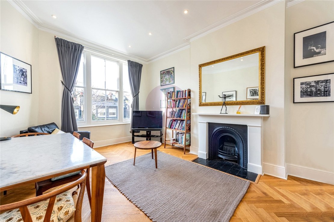 2 bedroom Flat for sale in Castellain Road-view1
