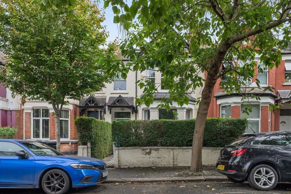 4 bedroom House for sale in Chandos Road-view1