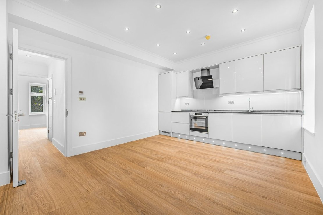 3 bedroom Flat for sale in Chatsworth Road-view9