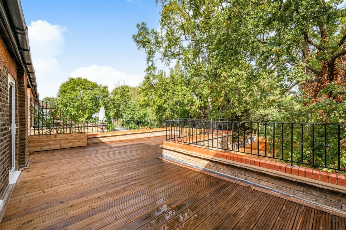 3 bedroom Flat for sale in Chatsworth Road-view12