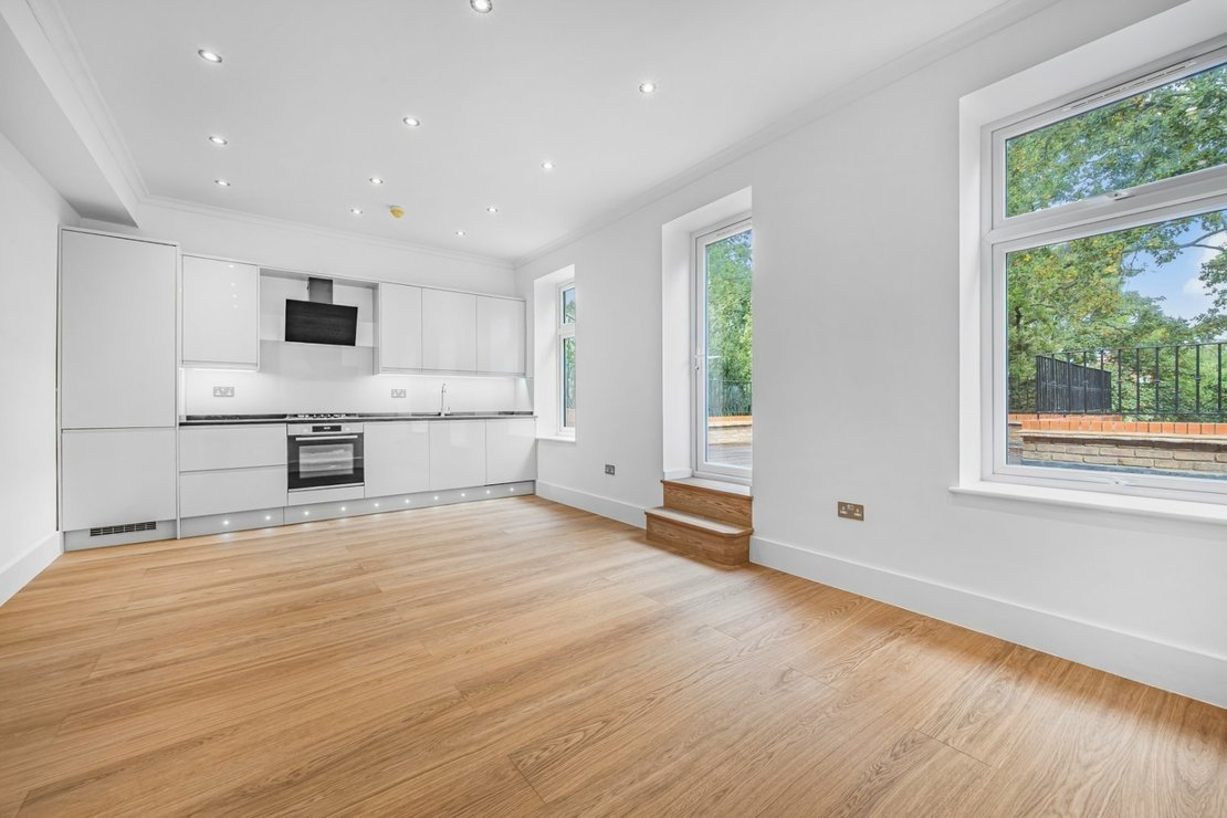 3 bedroom Flat for sale in Chatsworth Road-view2