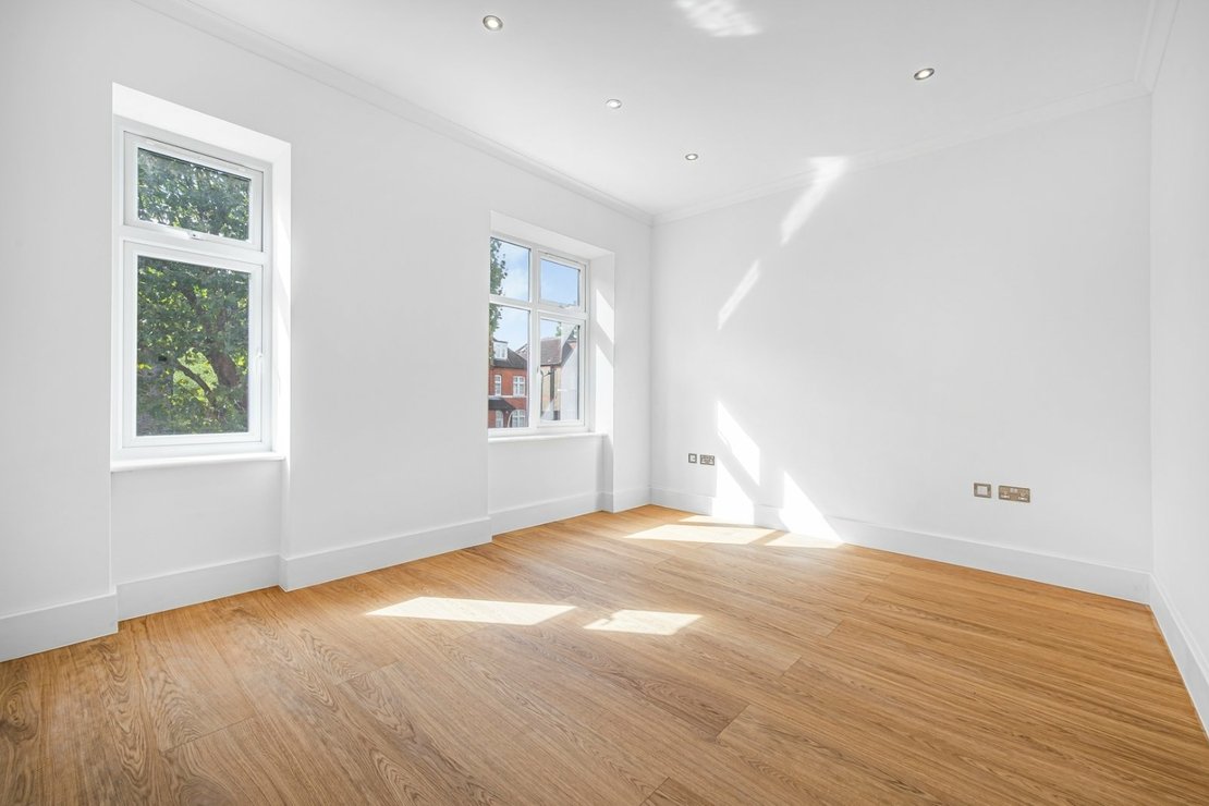 3 bedroom Flat for sale in Chatsworth Road-view5