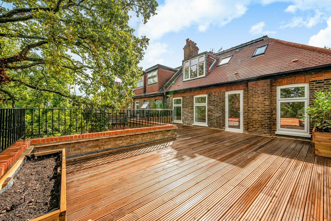 3 bedroom Flat for sale in Chatsworth Road-view1