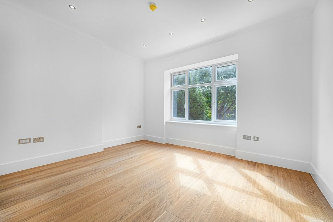 3 bedroom Flat for sale in Chatsworth Road-view4
