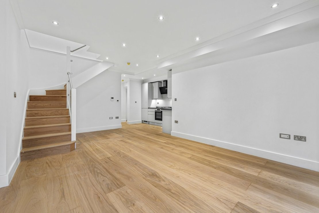 2 bedroom Maisonette for sale in Chatsworth Road-view3