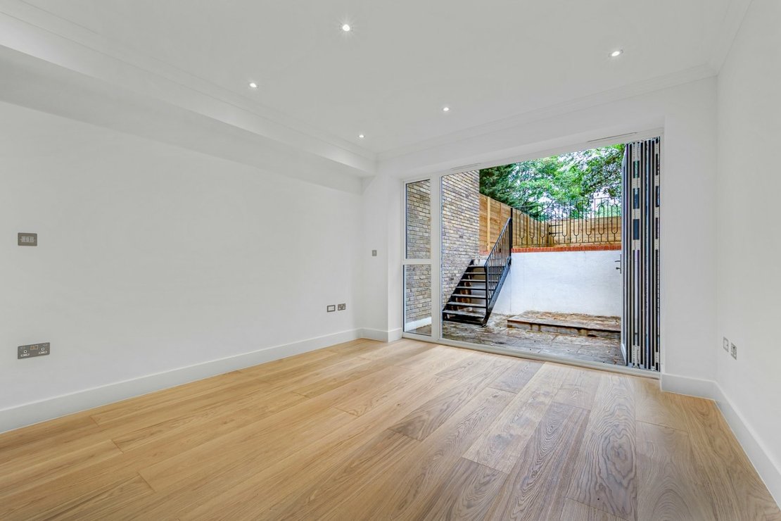 2 bedroom Maisonette for sale in Chatsworth Road-view6