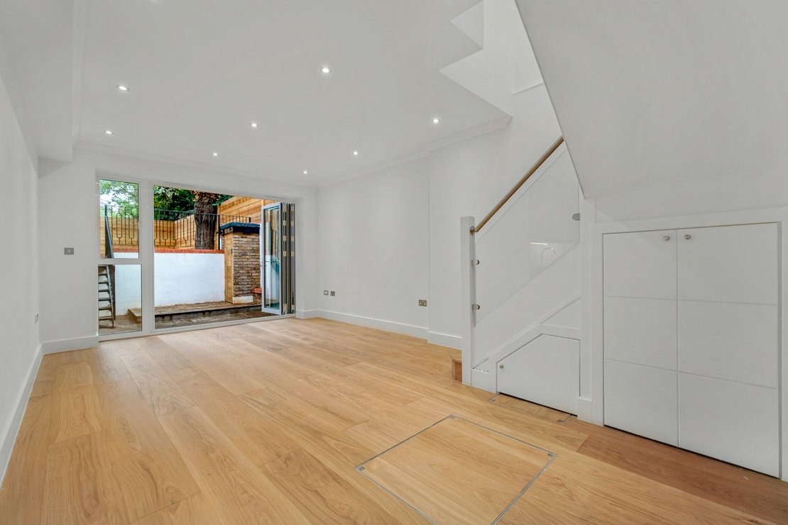 2 bedroom Maisonette for sale in Chatsworth Road-view2