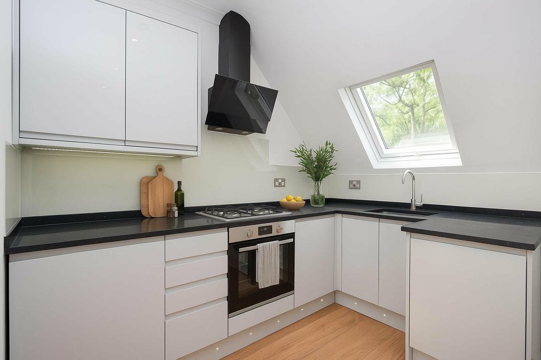 2 bedroom Flat for sale in Chatsworth Road-view4