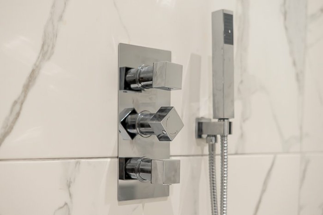 2 bedroom Flat for sale in Chatsworth Road-view11