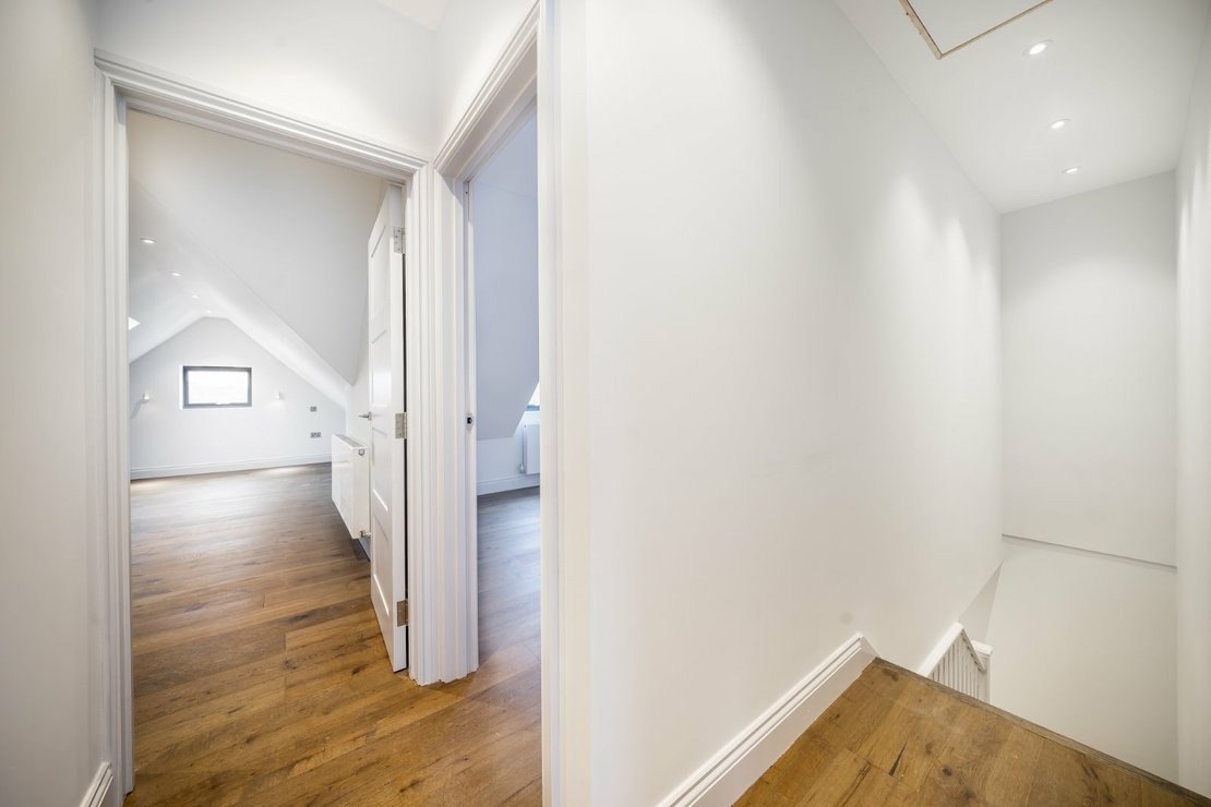 2 bedroom Flat for sale in Chatsworth Road-view4