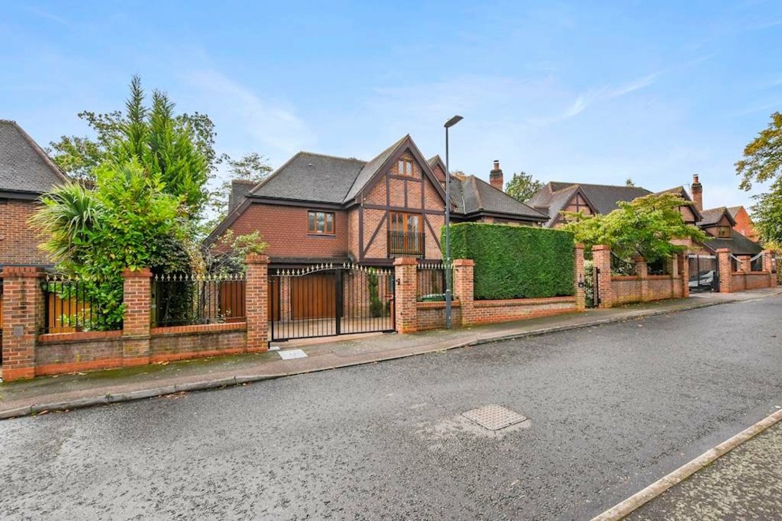 6 bedroom House for sale in Cherry Tree Way-view1