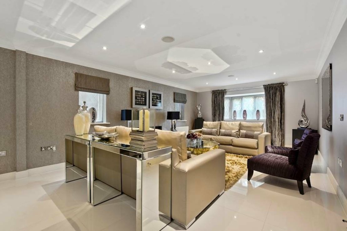 6 bedroom House for sale in Cherry Tree Way-view3