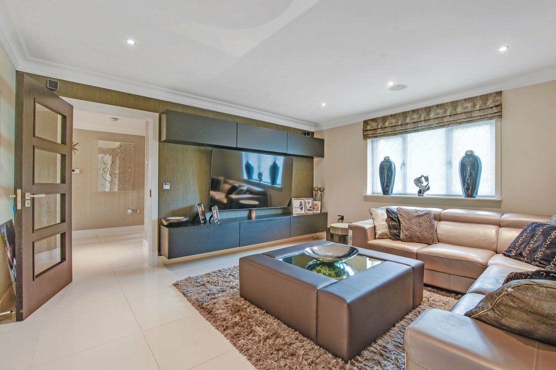 6 bedroom House for sale in Cherry Tree Way-view8