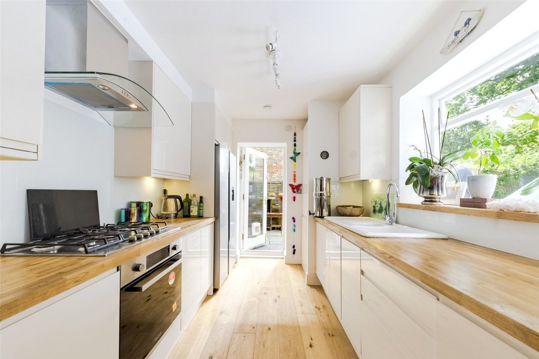 2 bedroom Flat for sale in Chevening Road-view3